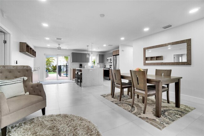 Building Photo - 617 NW 30th Ct