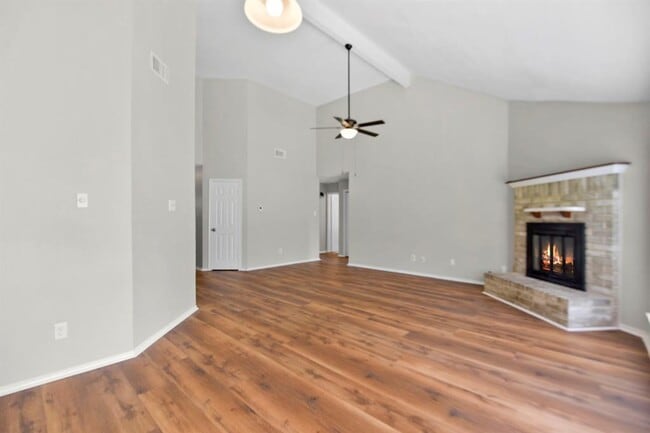 Building Photo - 2035 Woodhue Dr