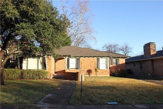 Building Photo - 3 Bedroom, 2 Bath Home in Lakewood!