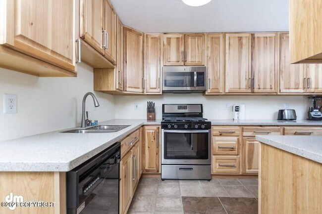 Building Photo - Furnished 3bed/1.5 bath near shopping and more!