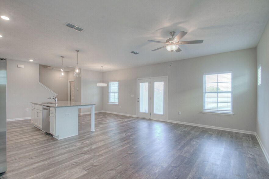 Building Photo - 4340 Doral Dr