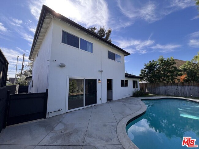 Building Photo - 13123 Magnolia Blvd