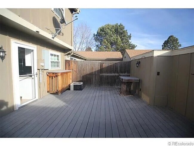 Building Photo - Spacious 4-bedroom, 3.5-bathroom townhome ...