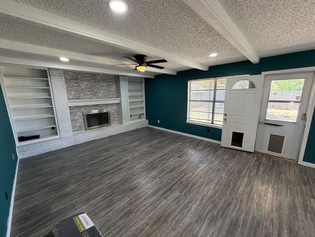 Building Photo - 3 BED/2 BATH/2 CAR GARAGE: AVAILABLE NOW!!