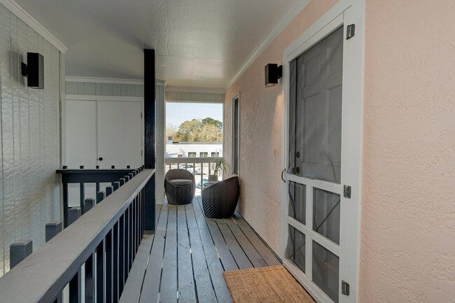 Building Photo - 2057 Middle St