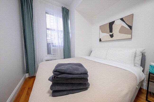 Building Photo - 305 E 95th St