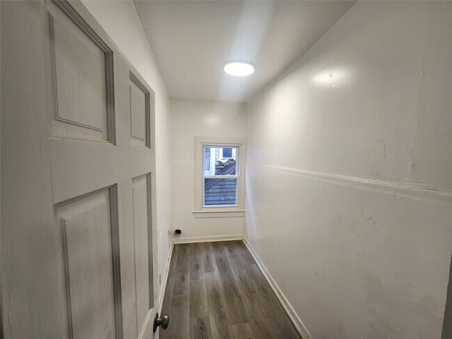 Building Photo - 28 Mather St