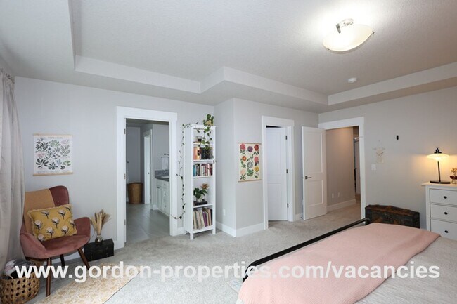 Building Photo - SE Golden Eagle Ln - 4 bedroom home in Hap...