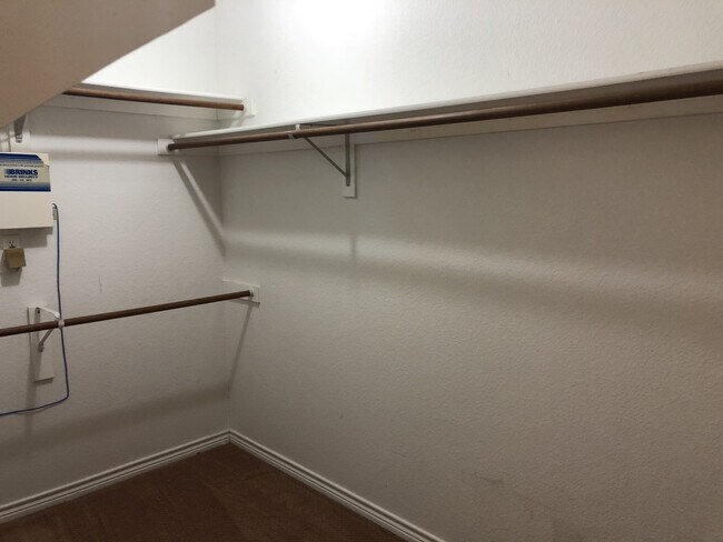 Building Photo - 5 Bedrooms in Richardson!
