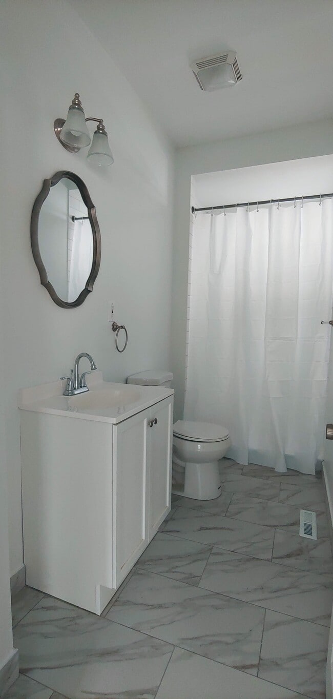 Modern tiled bathroom - 58 Paine St
