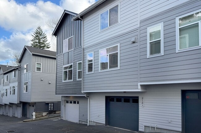 Building Photo - 2Bd/1.75Ba Issaquah Townhouse