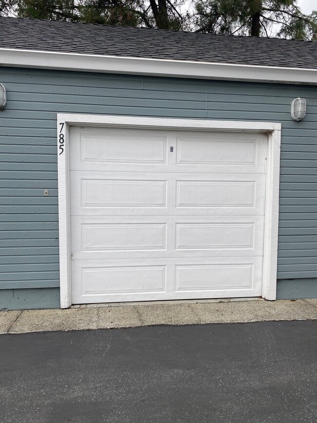 Garage door - 785 Portwalk Plz