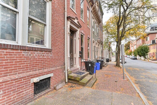 Building Photo - 119 Locust St