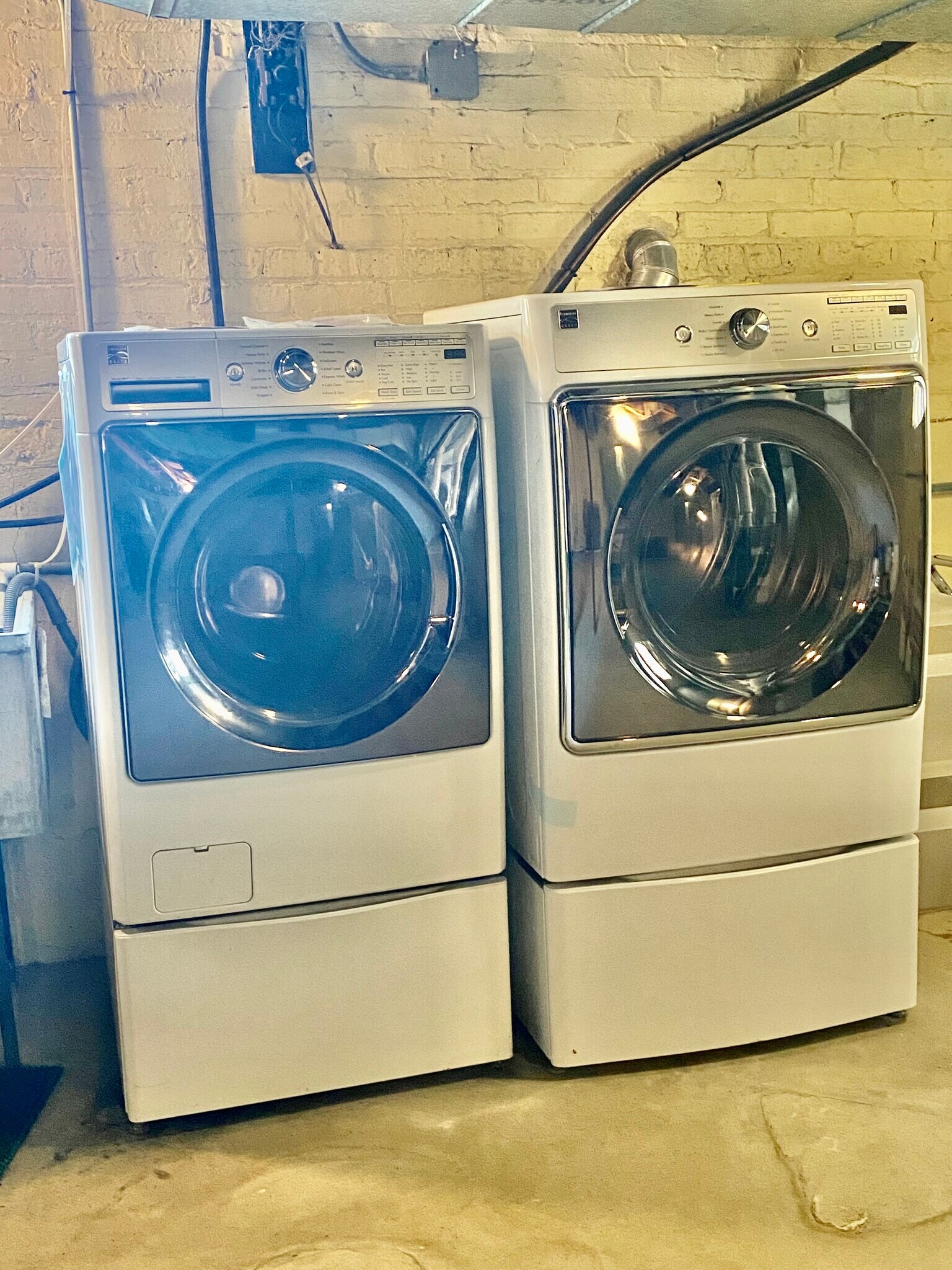 Building Photo - 1626 Maple Ave