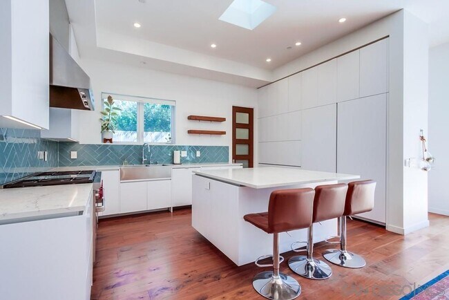 Building Photo - 738 Castro St