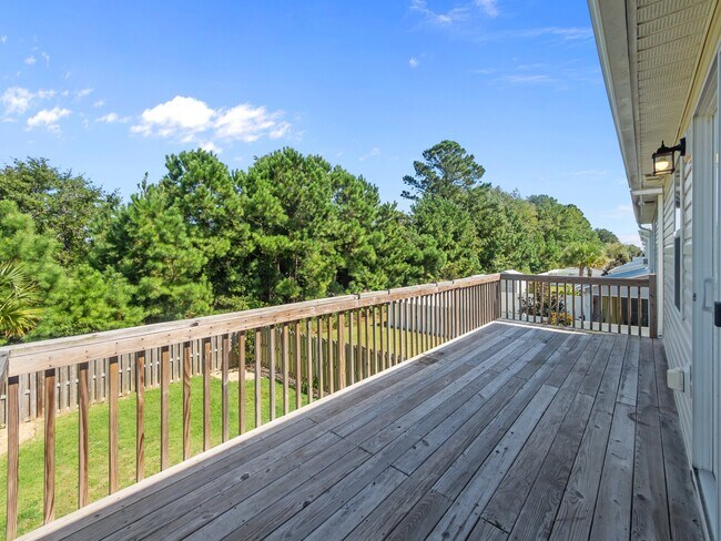 Back Porch - 139A James Ave