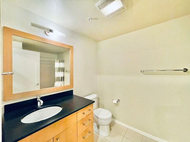 Building Photo - 1 Bedroom Condo 2 Blocks from Waterfront!