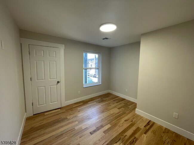 Building Photo - 119 Lewis St