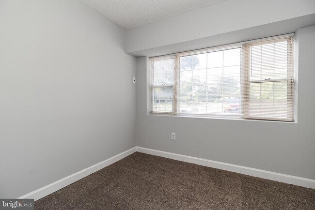 Building Photo - 5601 Dawes Ave