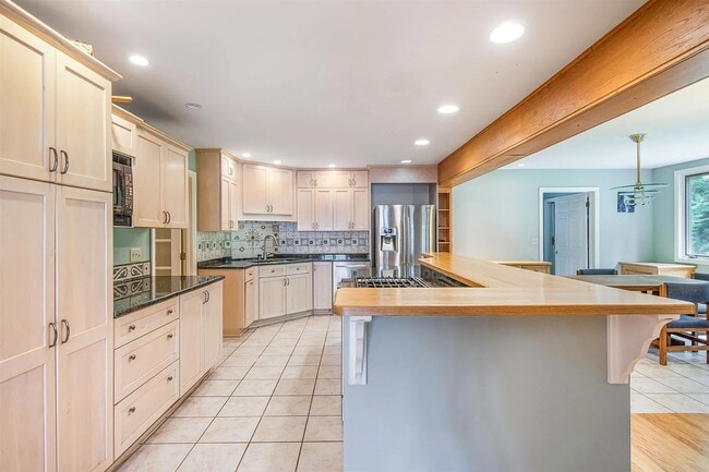 Building Photo - 5BD/3BA Beautiful House in South Burlington