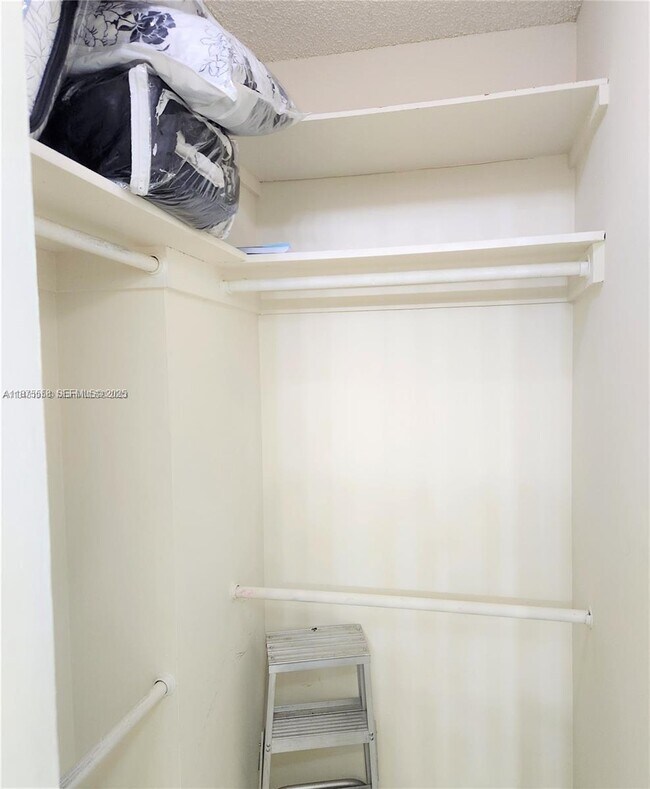 Building Photo - 3375 N Country Club Dr