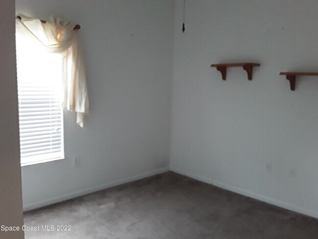 Building Photo - Ground floor corner unit