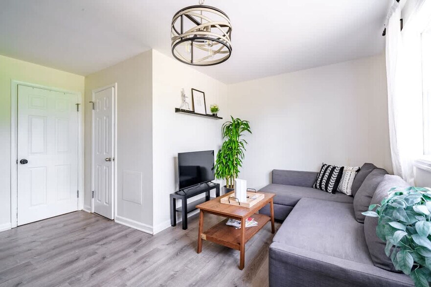 Building Photo - 605 Dennison Ave