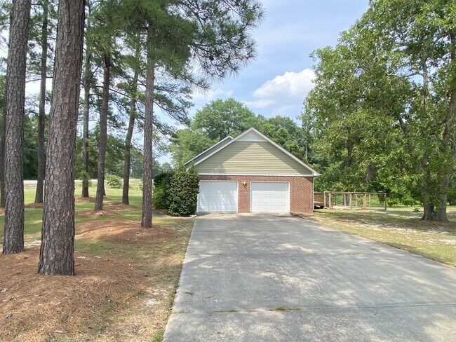 Building Photo - 21 Pineridge Dr
