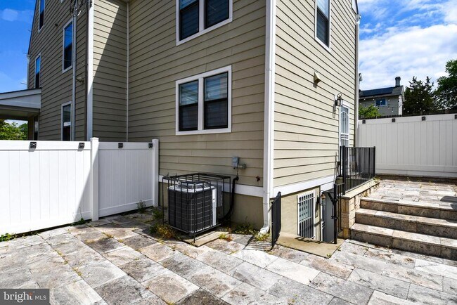 Building Photo - 901 Lawrence St NE