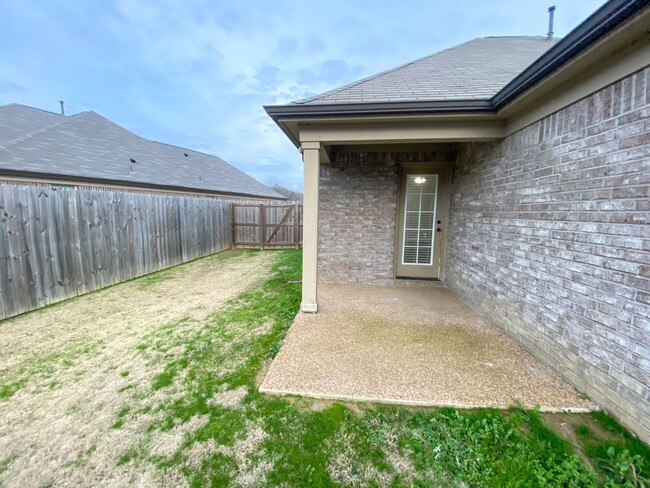 Building Photo - 4 bed 2 bath in Cordova w/ granite counter...