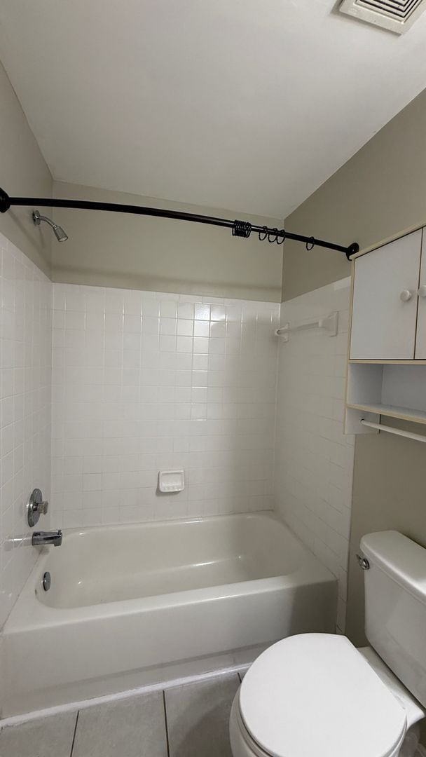 Building Photo - Glen Oaks Townhouse