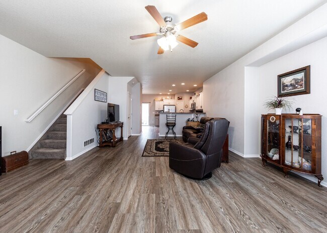 Building Photo - Spacious townhome with low maintenance.
