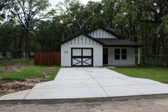 Building Photo - Beautiful 3 Bedroom / 2 Bath Home with Garage & Fenced Yard