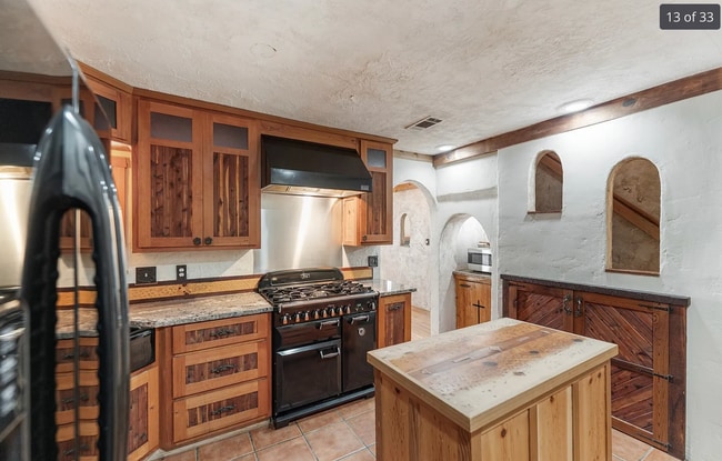 Building Photo - Stunning 4-bedroom, 2-bathroom Home