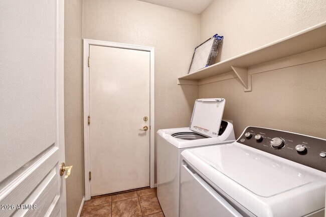 Building Photo - 844 E Indian Wells Pl