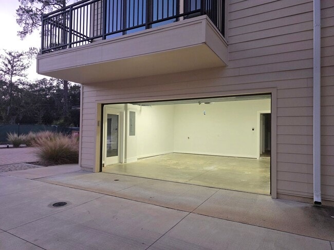 Building Photo - FOR RENT 3 bed, 3.5 bath, 3 level brand new condo