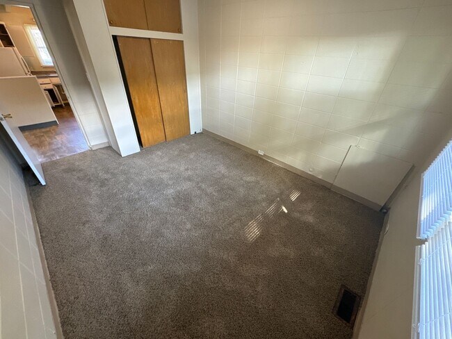 Building Photo - 304 8th Ave