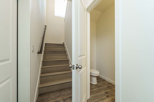 Building Photo - Light, Bright & Move-In Ready – 3BR Gem in Prime Ridgefield Location!  (Pet Friendly)