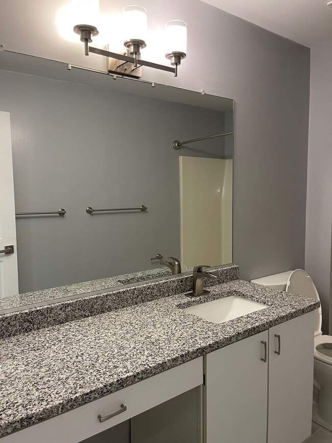 Building Photo - Cozy 2B/2Bath Condo in Chesapeake