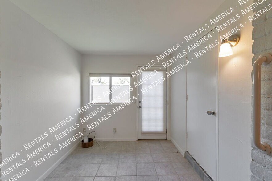 Building Photo - 88 E Cholla Shadows Dr