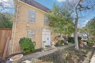 Building Photo - Charming 2-Story 2-/1.5 Condo Ready for Mo...