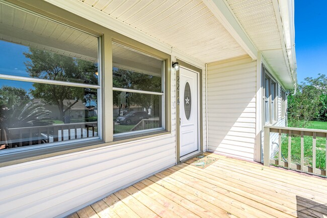 Building Photo - 2214 11th Ave N