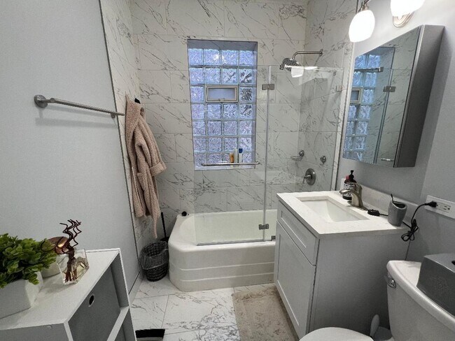 Building Photo - 3327 N Hamilton Ave