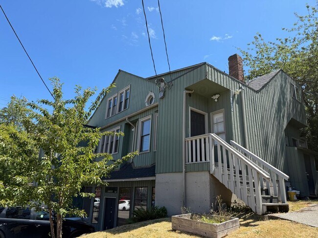 Building Photo - 7519 Greenwood Ave N