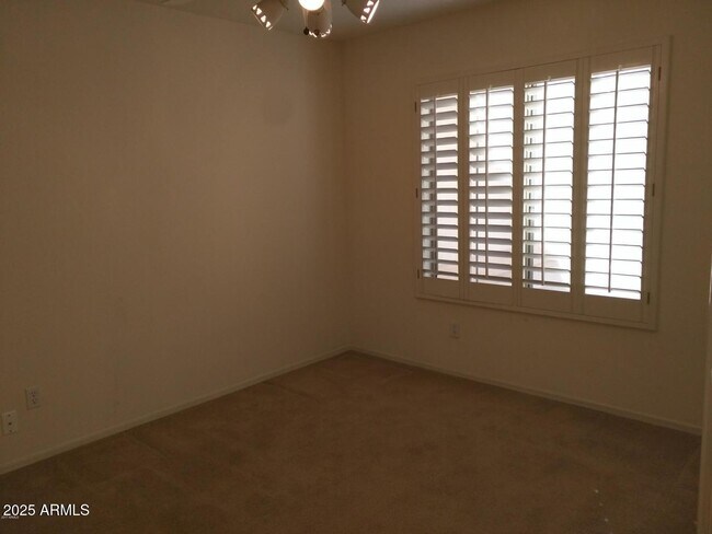 Building Photo - 1924 W Mockingbird Dr