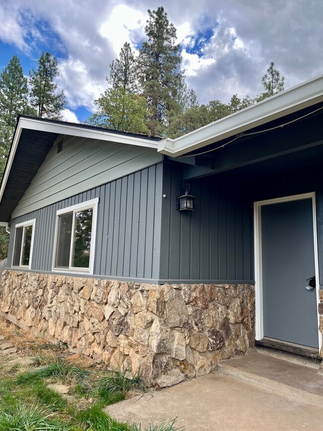 Building Photo - 3 Bedroom Plus Office, 2.5 Bath Located in...