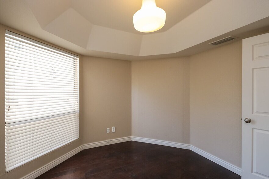 Building Photo - 1428 E Kent Ave