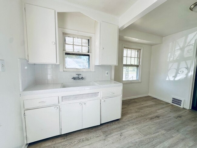 Building Photo - 2 Bedroom 1 Bath House For Lease Section 8 Only