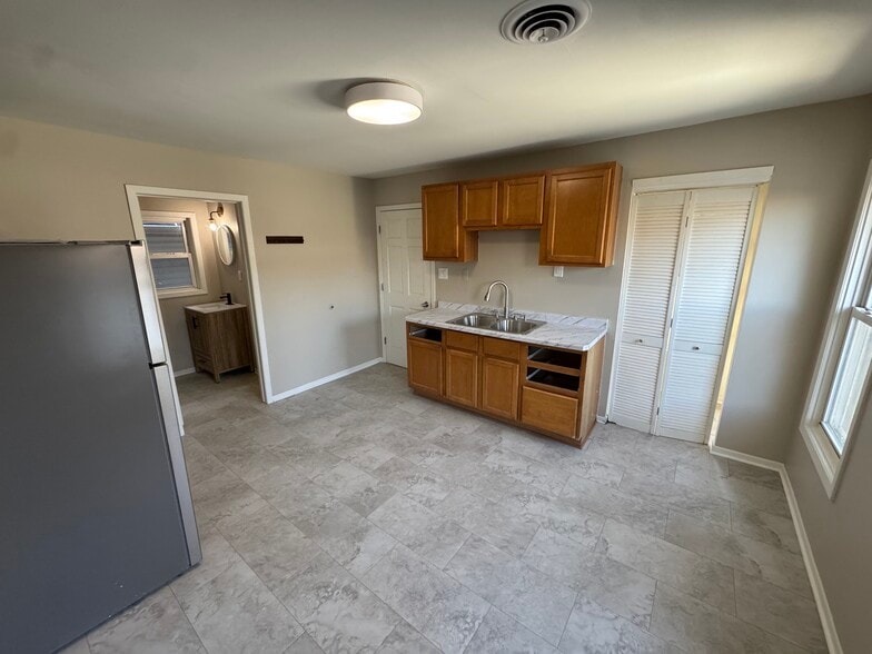 Building Photo - 305 E Clarence St