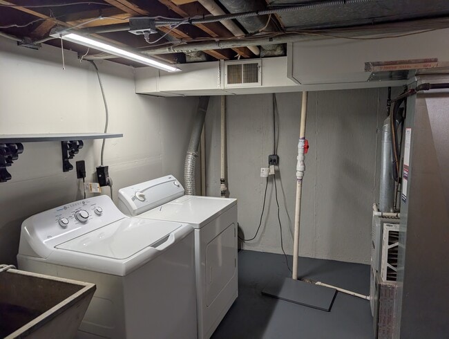 Building Photo - 208 Dee Rd